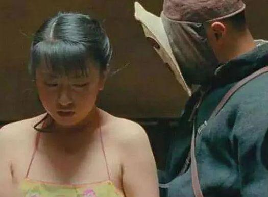 还记得《让子弹飞》电影中，“肚兜”被扯飞的女孩吗？她现状如何