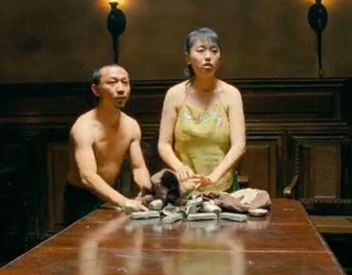 还记得《让子弹飞》电影中，“肚兜”被扯飞的女孩吗？她现状如何