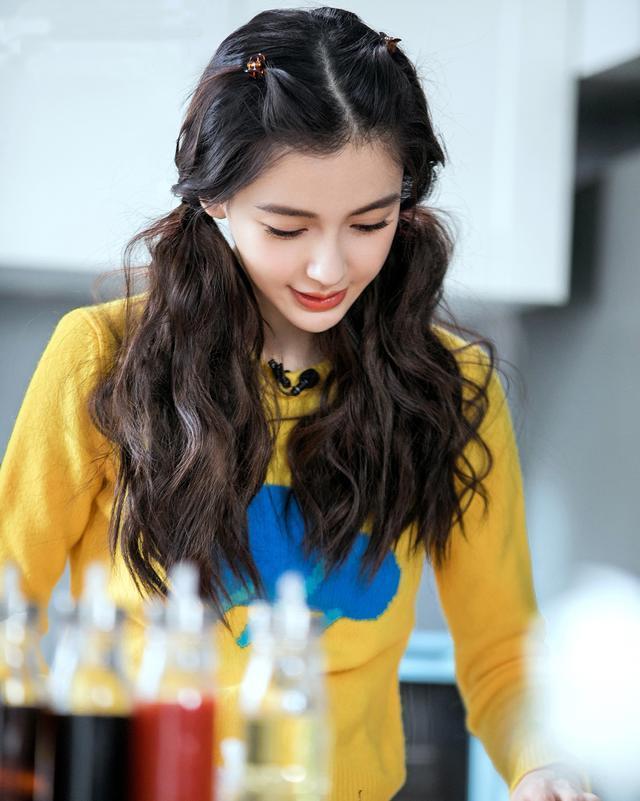 杨颖厉害了，剪狗啃刘海的短发一点也不土，颜值高就是不一般