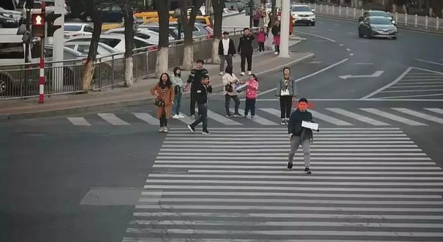 走路闯红灯被判3年，赔偿117万？！曝光烟台这些行人！