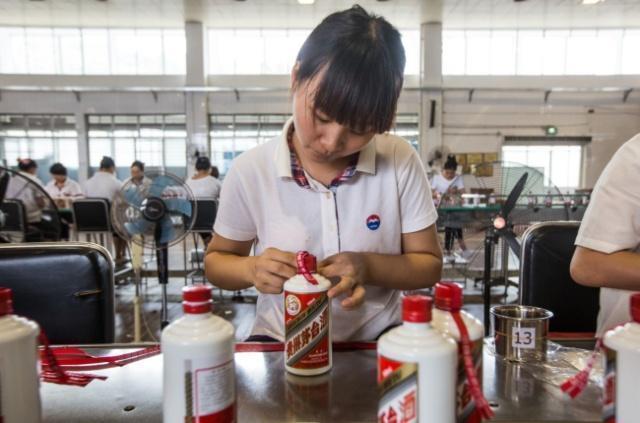 茅台酒瓶上的“红飘带”有啥作用？这些全知道的可以称为老酒鬼了
