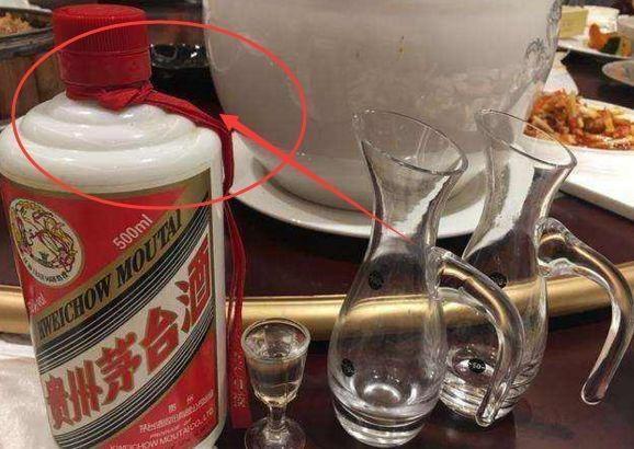 茅台酒瓶上的“红飘带”有啥作用？这些全知道的可以称为老酒鬼了