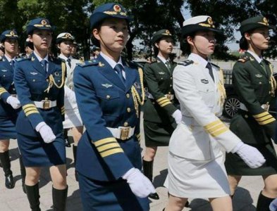 ​在中国，女兵训练时到底穿不穿护胸？原来穿这个东西，让人心疼！