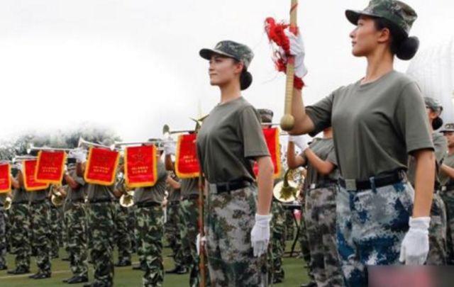 在中国，女兵训练时到底穿不穿护胸？原来穿这个东西，让人心疼！