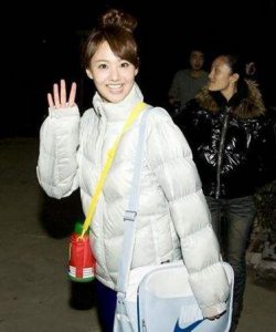 ​郑爽和古力娜扎同穿羽绒服，两人的身材不在一个档次