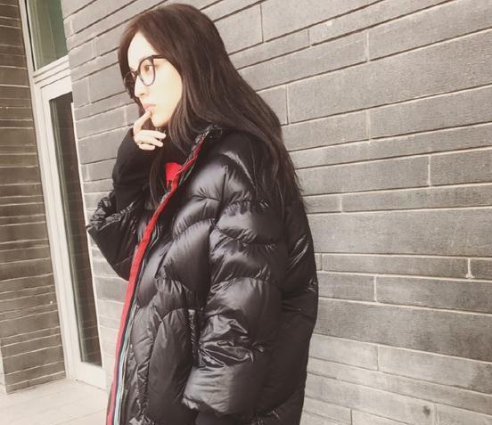 郑爽和古力娜扎同穿羽绒服，两人的身材不在一个档次