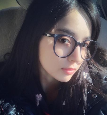 郑爽和古力娜扎同穿羽绒服，两人的身材不在一个档次