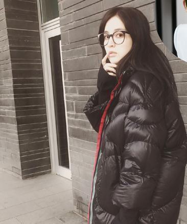 郑爽和古力娜扎同穿羽绒服，两人的身材不在一个档次