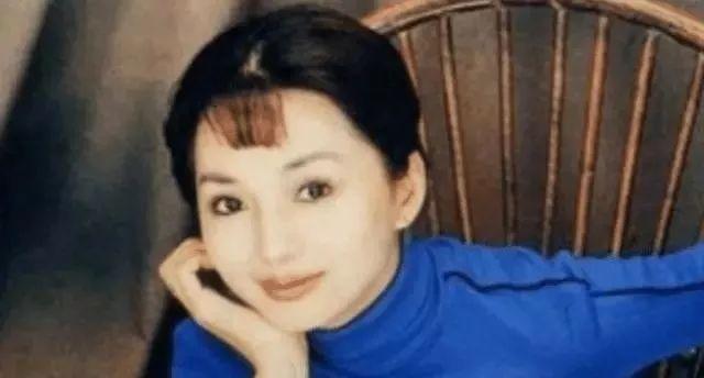 “香妃”去世19年，痴情男友为刘丹扫墓19年，单身19年