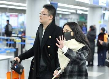 姚笛打扮简约与未婚夫出行，网友：这男友比文章强太多