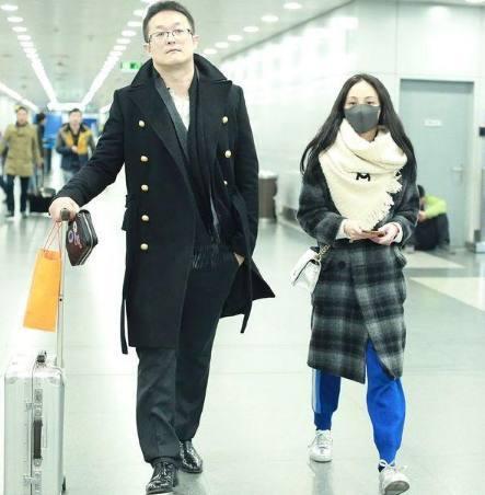 姚笛打扮简约与未婚夫出行，网友：这男友比文章强太多