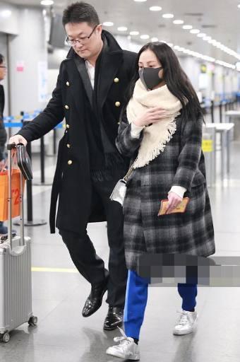 姚笛打扮简约与未婚夫出行，网友：这男友比文章强太多