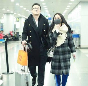 ​姚笛打扮简约与未婚夫出行，网友：这男友比文章强太多