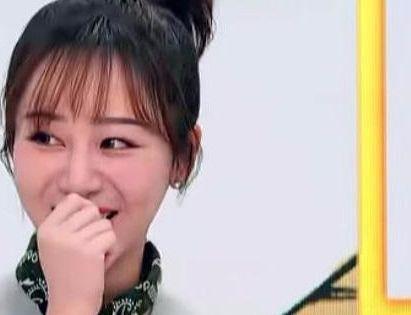 王嘉尔见到女神杨紫后，全程腼腆害羞不敢面对，不愧是大男孩！