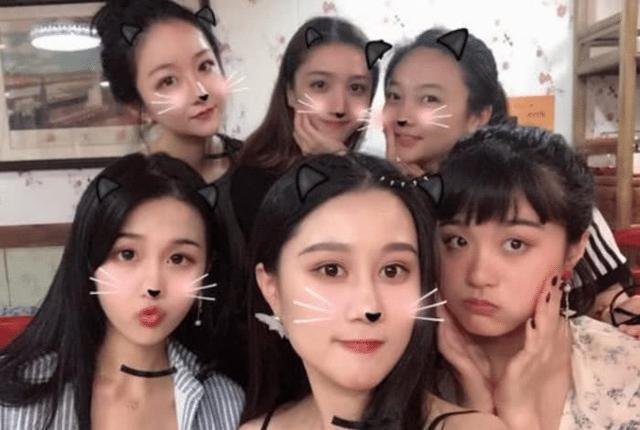 林妙可晒合照，意外带火了同学，网友：颜值可以进娱乐圈了