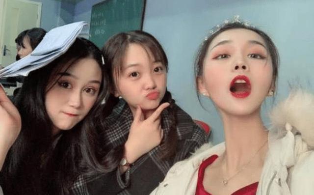 林妙可晒合照，意外带火了同学，网友：颜值可以进娱乐圈了