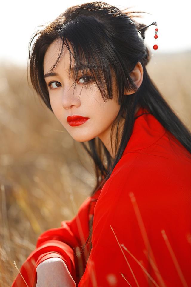 王晶新晋晶女郎邱意浓清新脱俗，和邱淑贞比谁更漂亮？