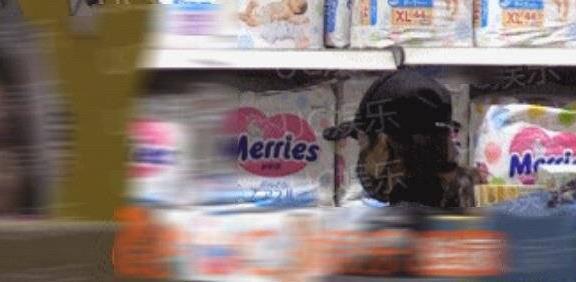 娱乐资讯：赵丽颖逛母婴店挑选婴儿用品
