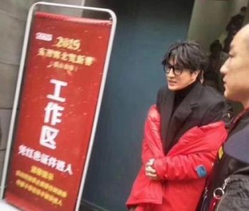 ​娱乐资讯：薛之谦春晚舞台造型曝光，中分刘海十分好看