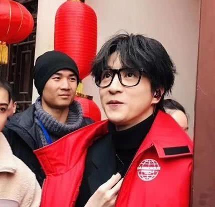 娱乐资讯：薛之谦春晚舞台造型曝光，中分刘海十分好看