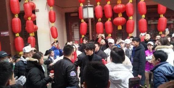 娱乐资讯：薛之谦春晚舞台造型曝光，中分刘海十分好看