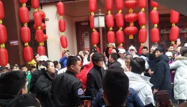 娱乐资讯：薛之谦春晚舞台造型曝光，中分刘海十分好看