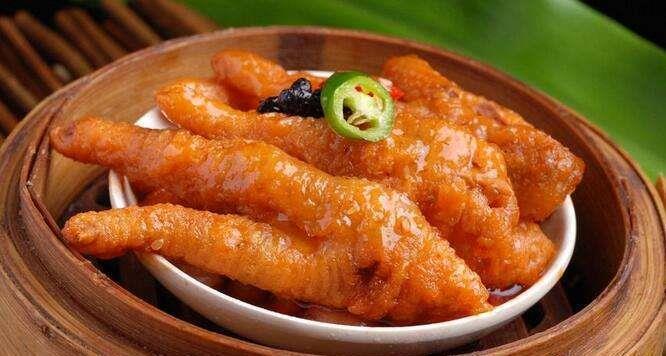 万博教你一道清炖鱼翅，鱼翅泡在鸡汤里吃，味道别提多美味了