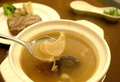 万博教你一道清炖鱼翅，鱼翅泡在鸡汤里吃，味道别提多美味了