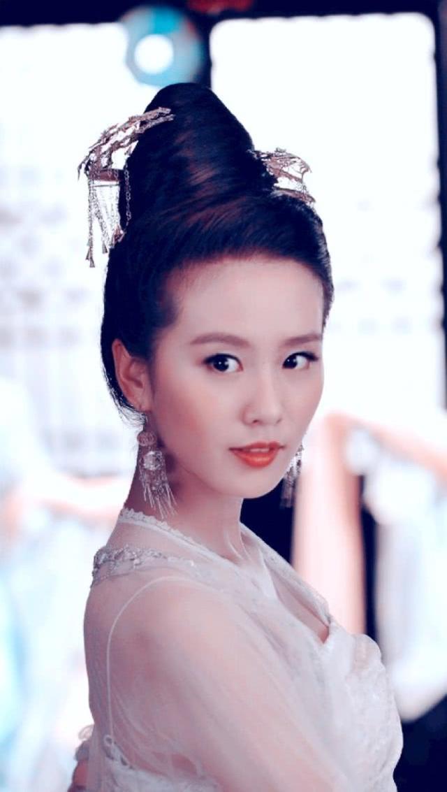 胡歌刘诗诗新剧来袭，兄妹变情侣，胡歌首演宫斗剧