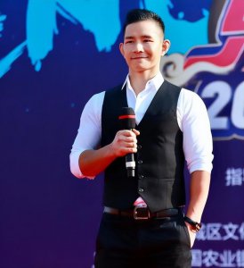 ​拳王杨建平一家近照：34岁身家过亿，转型成功，娇妻似林志玲