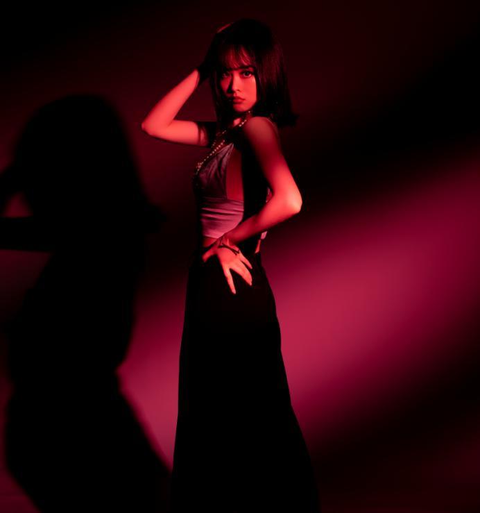 阿敏魅力首发《A小姐》完美转型甜美与优雅共存的实力唱将