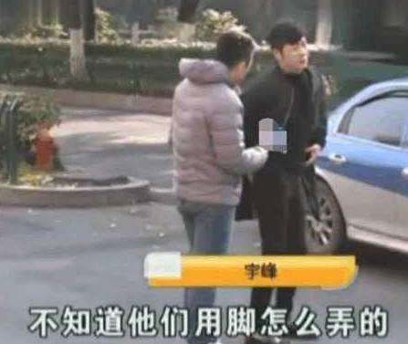 KTV男模陪4名女顾客喝酒, 上完厕所回来, 想不到被其他男模暴打