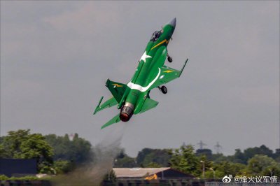 ​“枭龙”战斗机的招牌动作---“旱地拔葱”