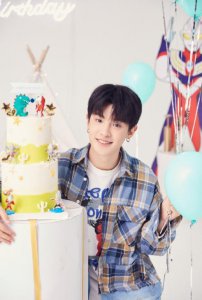 ​Justin黄明昊19岁生日获杜华送祝福：请继续乘风破浪