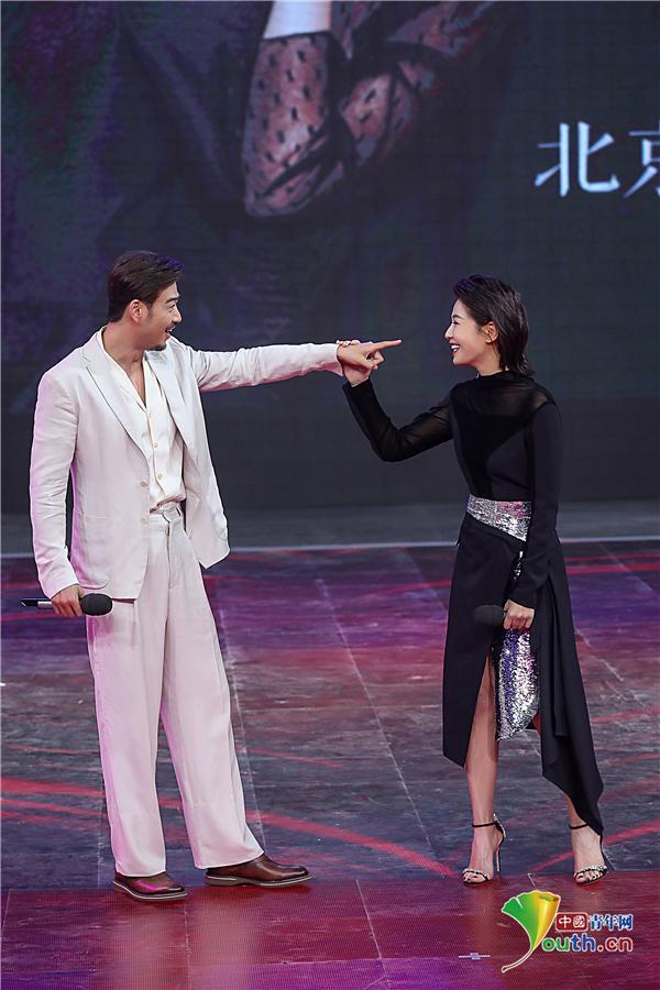和小包总再续前缘！刘涛与杨烁牵手嬉闹引“回忆杀”