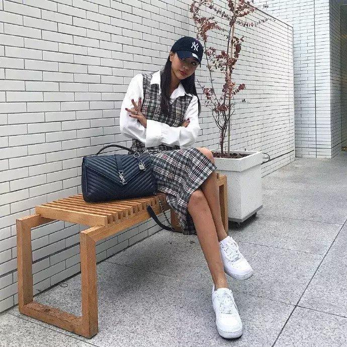 黑肤色的女孩这样选衣服颜色比较适合, 让黑肤色看起来更美更迷人