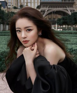 ​安以轩与老公同框，庆祝结婚四周年，夫妻俩一个比一个年轻
