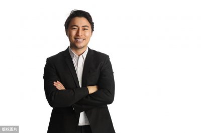 ​一个穷小子逆袭成为亿万富豪，这三板斧对我们启示很大