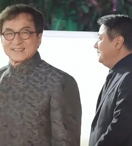 ​成龙终于接纳了自己的私生女吴卓林，并将她带回家