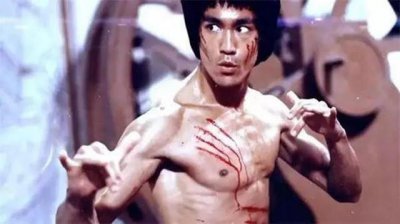 ​1秒踢6脚打9拳，李小龙是“天赋异禀”吗？其实他摘掉了汗腺