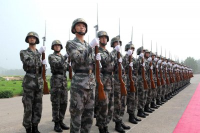 ​如果我国现役军人犯法，警察有权对其进行抓捕吗？谁的权利更大？