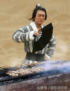​明星片场瞬间照：杨幂抠脚，尔康“调戏”紫薇，袁弘给她按摩！