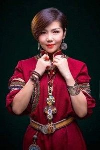​苏勒亚其其格携手刘海铭阿如娜推出新歌《蒙古马》 助力草原好品牌