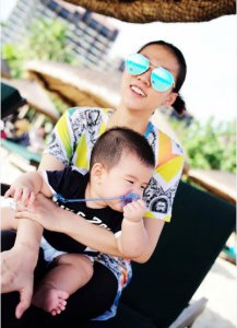 ​歌手演员李茂晒老婆弦子与儿子海滩度假照，被封为“秀娃狂魔”