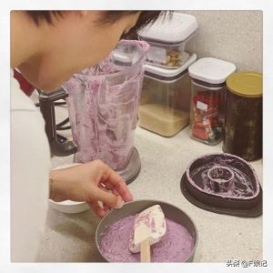 ​梁咏琪亲手制作蛋糕在家为妈妈庆生 5岁女儿笑得很灿烂