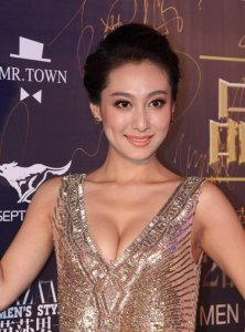 ​董维嘉真敢玩，“真空”深V礼服，撑得好满！33岁的身材真有料
