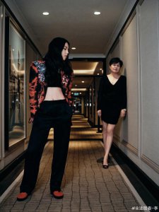 ​李咏女儿在微博分享与母亲哈文的合体大片，引发网友回忆
