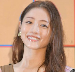 ​曝34岁石原里美疑要退圈，或将参加选举从政，嫁圈外男士事业平平