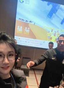 ​直播吧在现场C罗招呼伊琳过来合照一一满足现场合影要求