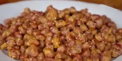 ​花生里加1个鸡蛋，原来这么好吃，我家常做来吃，放一个月都不坏